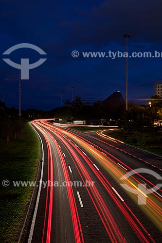  Assunto: Luzes de carros no Aterro do Flamengo com Pão de Açúcar ao fundo / Local: Rio de Janeiro (RJ) - Brasil / Data: 02/2012 