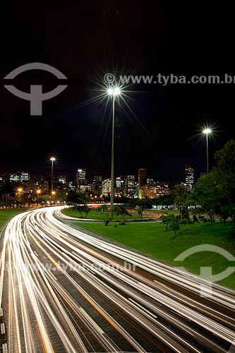  Assunto: Luzes de carros no Aterro do Flamengo com prédios do centro da cidade do Rio de Janeiro ao fundo / Local: Rio de Janeiro (RJ) - Brasil / Data: 02/2012 