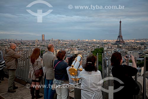  Assunto: Turista observando Paris do mirante no alto Arco do Triunfo / Local: Paris - França - Europa / Data: 06/2012 