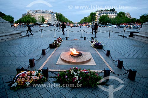  Assunto: Túmulo do Soldado Desconhecido no Arco do Triunfo / Local: Paris - França - Europa / Data: 06/2012 