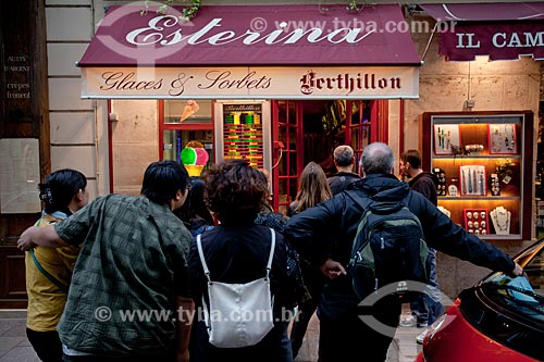  Assunto: Pessoas na porta da Sorveteria Esterina  - sorvetes Berthillon na ilha de Saint-Louis / Local: Paris - França - Europa / Data: 06/2012 