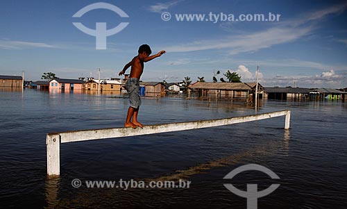  Assunto: Morador de comunidade ribeirinha durante o período de cheia / Local: Iranduba - Manaus (AM) - Brasil / Data: 05/2012 