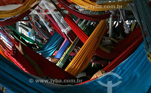  Assunto: Passageiros deitados em redes no interior de barco regional / Local: Manaus - Amazonas (AM) - Brasil / Data: 07/2009 