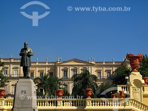  Assunto: Estátua de Dom Pedro II em frente ao Museu Nacional - Quinta da Boa Vista / Local: São Cristovão - Rio de Janeiro (RJ) - Brasil / Data: 07/2012 