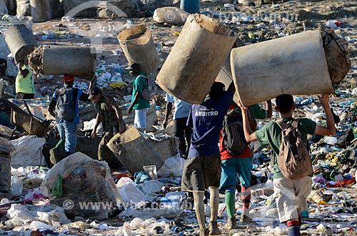  Assunto: Trabalhadores carregando cestas de plástico para coleta de lixo no Aterro Sanitário de Jardim Gramacho / Local: Duque de Caxias - Rio de Janeiro (RJ) - Brasil / Data: 04/2011 
