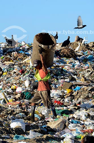  Assunto: Trabalhador carregando cesta de plástico para coleta de lixo no Aterro Sanitário de Jardim Gramacho / Local: Duque de Caxias - Rio de Janeiro (RJ) - Brasil / Data: 04/2011 