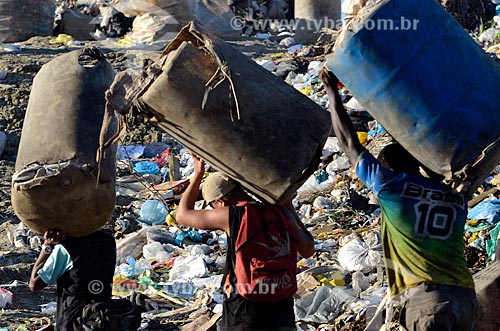  Assunto: Trabalhadores carregando cestas de plástico para coleta de lixo no Aterro Sanitário de Jardim Gramacho / Local: Duque de Caxias - Rio de Janeiro (RJ) - Brasil / Data: 04/2011 