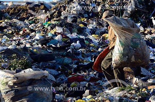 Assunto: Trabalhador coletando lixo no Aterro Sanitário de Jardim Gramacho / Local: Duque de Caxias - Rio de Janeiro (RJ) - Brasil / Data: 04/2011 