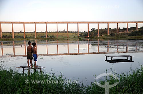  Assunto: Ponte da ferrovia de Carajás no bairro de Piquiá de Baixo - Dois meninos observando a ponte / Local: Açailândia - Maranhão (MA) - Brasil / Data: 05/2012 