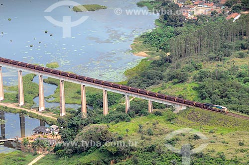  Assunto: Trem da Companhia Vale do Rio Doce (CVRD), cruzando a ponte da ferrovia de Carajás, em Açailândia / Local: Açailândia - Maranhão (MA) - Brasil / Data: 05/2012 