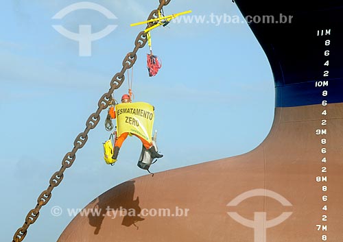  Assunto: Ativista do Greenpeace preso à âncora do navio cargueiro Clipper Hoppe em protesto contra a produção e exportação ilegais de ferro gusa. / Local: São Luís - Maranhão (MA) - Brasil / Data: 05/2012 