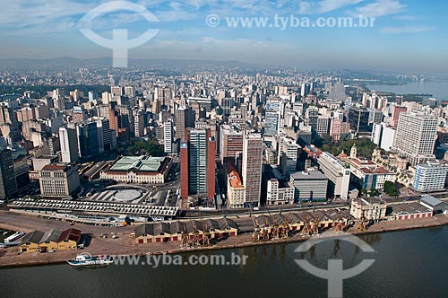  Assunto: Vista aérea do centro da cidade de Porto Alegre com porto em primeiro plano / Local: Porto Alegre - Rio Grande do Sul (RS) - Brasil / Data: 05/2012 