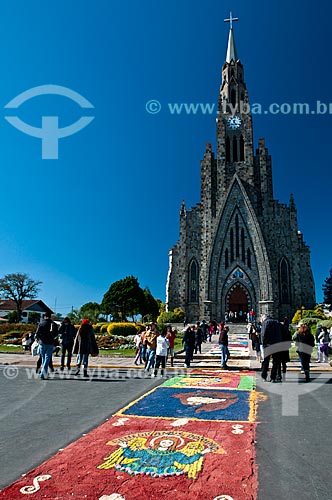  Assunto: Decoração de Corpus Christi com tapetes de serragem na porta da  Paróquia Nossa Senhora de Lourdes / Local: Canela - Rio Grande do Sul (RS) - Brasil / Data: 06/2012 