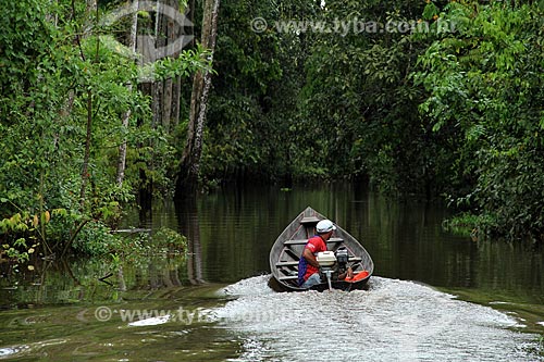  Assunto: Barco em igarapé no Rio Amazonas na época de cheia / Local: Parintins - Amazonas (AM) - Brasil / Data: 06/2012 