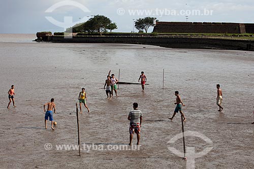  Assunto: Jogo de futebol (futelama) na vazante do Rio Amazonas - Ao fundo a Fortaleza de São José de Macapá (1782) / Local: Macapá - Amapá (AP) - Brasil / Data: 04/2012 