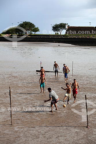  Assunto: Jogo de futebol (futelama) na vazante do Rio Amazonas - Ao fundo, a Fortaleza de São José de Macapá (1782) / Local: Macapá - Amapá (AP) - Brasil / Data: 04/2012 