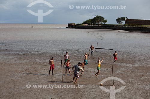  Assunto: Jogo de futebol (futelama) na vazante do Rio Amazonas / Local: Macapá - Amapá (AP) - Brasil / Data: 04/2012 