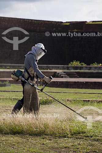  Assunto: Homem cortando grama na Fortaleza de São José de Macapá  (1782)  / Local: Macapá - Amapá (AP) - Brasil / Data: 04/2012 