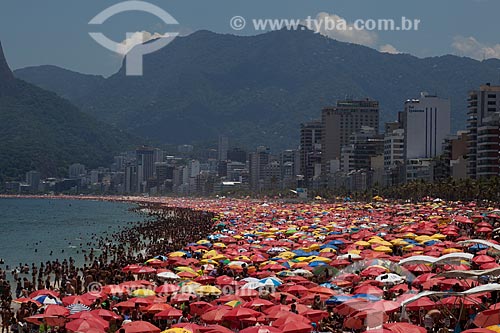  Assunto: Banhistas na praia de Ipanema / Local: Rio de Janeiro - Rio de Janeiro (RJ) - Brasil / Data: 04/2012 