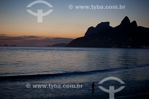  Assunto: Pôr do sol na praia de Ipanema - Ao fundo a Pedra da Gávea e o Morro Dois Irmãos / Local: Rio de Janeiro - Rio de Janeiro (RJ) - Brasil / Data: 04/2012 