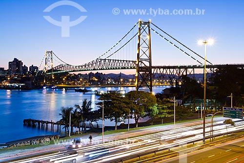  Assunto: Ponte Hercílio Luz (1926) ao anoitecer / Local: Florianópolis - Santa Catarina (SC) - Brasil / Data: 07/2012 