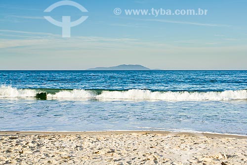  Assunto: Praia de Caravelas com Ilha do Arvoredo  ao fundo / Local: Governador Celso Ramos - Santa Catarina (SC) - Brasil / Data: 07/2012 