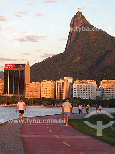  Assunto: Ciclovia do Aterro do Flamengo com Corcovado ao fundo / Local: Flamengo - Rio de Janeiro (RJ) - Brasil / Data: 07/2012 