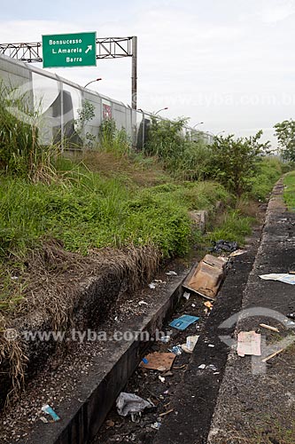  Assunto: Lixo as margens da Linha Vermelha próximo ao Complexo da Maré / Local: Rio de Janeiro (RJ) - Brasil / Data: 06/2012 