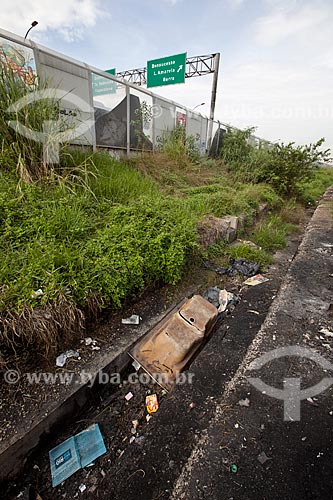  Assunto: Lixo as margens da Linha Vermelha próximo ao Complexo da Maré / Local: Rio de Janeiro (RJ) - Brasil / Data: 06/2012 