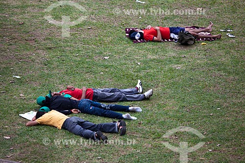  Assunto: Jovens do Movimento Sem Terra descansam durante a Rio+20 na Praça Luis de Camões / Local: Glória - Rio de Janeiro (RJ) - Brasil / Data: 06/2012 