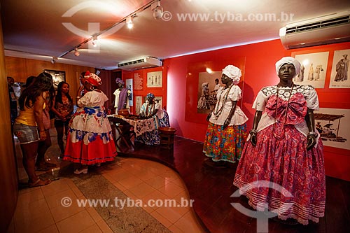  Assunto: Turistas visitando a exposição no Memorial das Baianas - Manequins com roupas típicas de Baianas / Local: Salvador - Bahia (BA) - Brasil / Data: 07/2012 