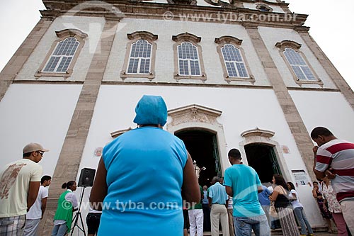  Assunto: Fiés diante da Igreja do Nosso Senhor do Bonfim (1754) / Local: Salvador - Bahia (BA) - Brasil / Data: 07/2012 