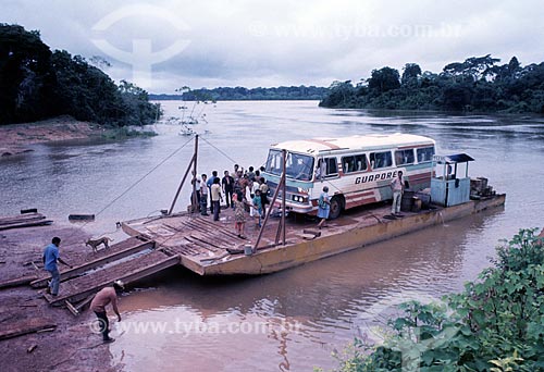  Assunto: Ônibus fazendo a travessia no Rio Abunã / Local: Rondônia (RO) - Brasil / Data: Década de 70 