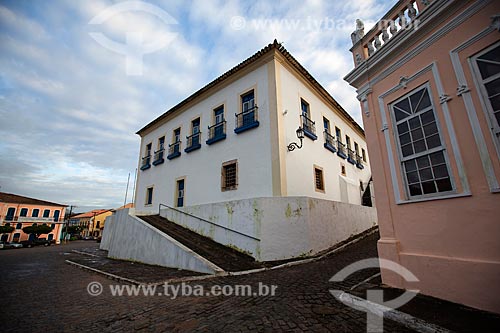  Assunto: A esquerda - Antiga cadeia, atual Câmara dos Vereadores (Séc. XVIII) / Local: Cachoeira - Bahia (BA) - Brasil / Data: 07/2012 