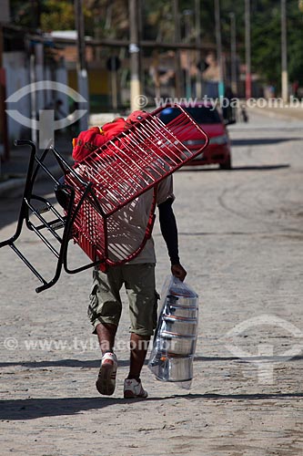  Assunto: Vendedor ambulante carregando suas mercadorias / Local: Pilar - Alagoas (AL) - Brasil / Data: 07/2012 