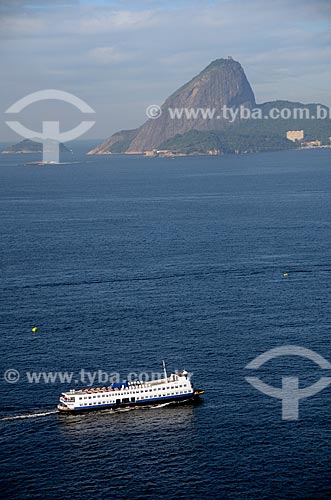  Assunto: Vista aérea da barca que faz o transporte de passageiros entre Rio e Niterói na Baía de Guanabara e ao fundo o Pão de Açúcar  / Local: Rio de Janeiro - Rio de Janeiro (RJ) - Brasil / Data: 05/2012 