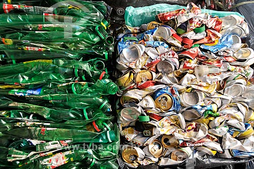 Assunto: Garrafas e latas prensadas para reciclagem / Local: Rio de Janeiro - Rio de Janeiro (RJ) - Brasil / Data: 06/2012 