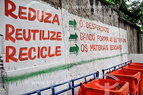  Assunto: Pintura em muro para a conscientização das pessoas referente a coleta seletiva de lixo / Local: Rio de Janeiro - Rio de Janeiro (RJ) - Brasil / Data: 06/2012 