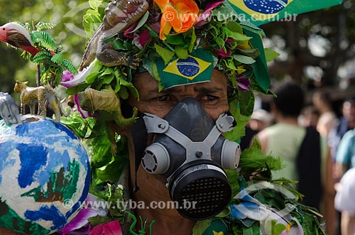  Assunto: Manifestante fantasiado de natureza com máscara de oxigênio na Cúpula dos Povos durante a Rio+20 / Local: Rio de Janeiro - Rio de Janeiro (RJ) - Brasil / Data: 06/2012 