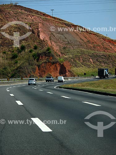  Assunto: Rodovia Presidente Dutra (BR-116) / Local: Queluz - São Paulo (SP) - Brasil / Data: 09/2012 
