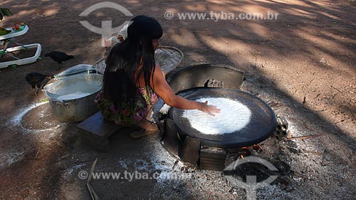  Assunto: Mulher indígena preparando o beiju - também conhecido como tapioca / Local: Xingu - Mato Grosso (MT) - Brasil / Data: 08/2012 