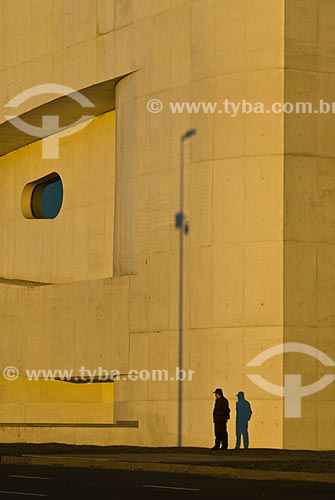  Detalhe do edifício da Fundação Iberê Camargo (2008) - O arquiteto Álvaro Siza Vieira foi Premiado com o Leão de Ouro na Bienal de Veneza de 2002 por seu projeto para a Fundação Iberê Camargo  - Porto Alegre - Rio Grande do Sul - Brasil