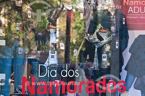  Assunto: Vitrine de comércio no centro da cidade / Local: Porto Alegre - Rio Grande do Sul (RS) - Brasil / Data: 06/2012 