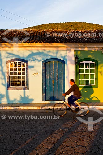  Assunto: Homem andando de bicicleta em frente a casa colonial no centro histórico do bairro de Ribeirão da Ilha / Local: Florianópolis - Santa Catarina (SC) - Brasil / Data: 08/2012 