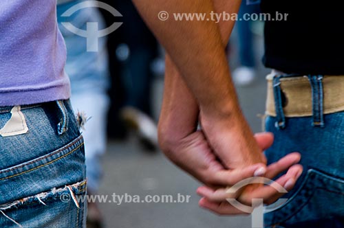  Assunto: Casal de mãos dadas na Parada do Orgulho LGBT / Local: São Paulo (SP) - Brasil / Data: 06/2009 