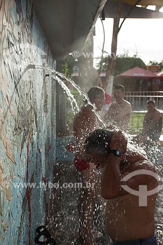  Assunto: Pessoas tomando banho na fonte de água termal e terapêutica em Caldas do Jorro - estância hidromineral no sertão baiano / Local: Tucano - Bahia (BA) - Brasil / Data: 06/2012 