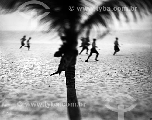  Assunto: Pessoas jogando futebol na Praia de Ipanema / Local: Ipanema -  Rio de Janeiro (RJ) - Brasil / Data: 09/2012 