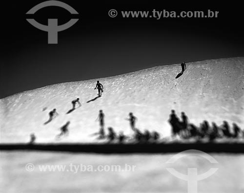  Assunto: Pessoas em dunas do Jardim de Alah - dunas produzidas durante o processo de dragagem do canal / Local: Leblon - Rio de Janeiro (RJ) - Brasil / Data: 09/2012 