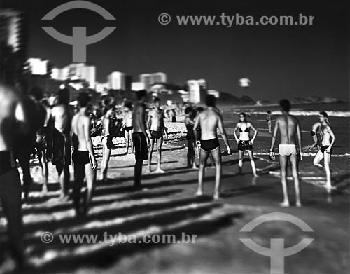  Assunto: Pessoas jogando futebol na beira da Praia de Ipanema / Local: Ipanema - Rio de Janeiro (RJ) - Brasil / Data: 09/2012 