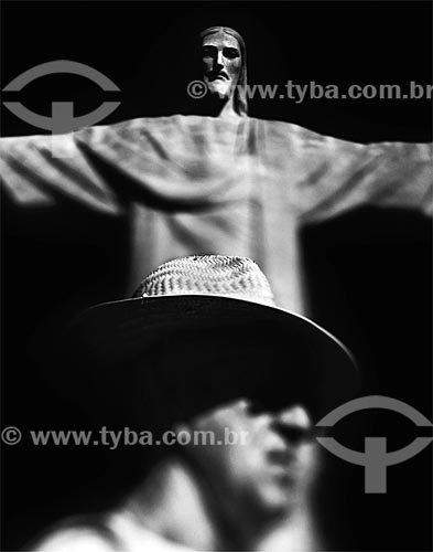  Assunto: Homem em frente ao Cristo Redentor / Local: Rio de Janeiro (RJ) - Brasil / Data: 09/2012 